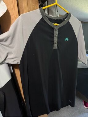 Nike SB Men's Black and Gray Henley Raglan Shirt